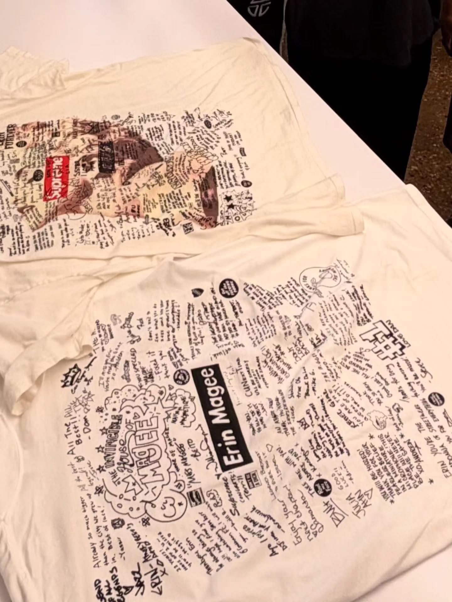 Camisetas de Supreme intervenidas con mensajes y dibujos dedicados a Erin Magee tras su salida de la firma. Imagen: @lil__mosh
