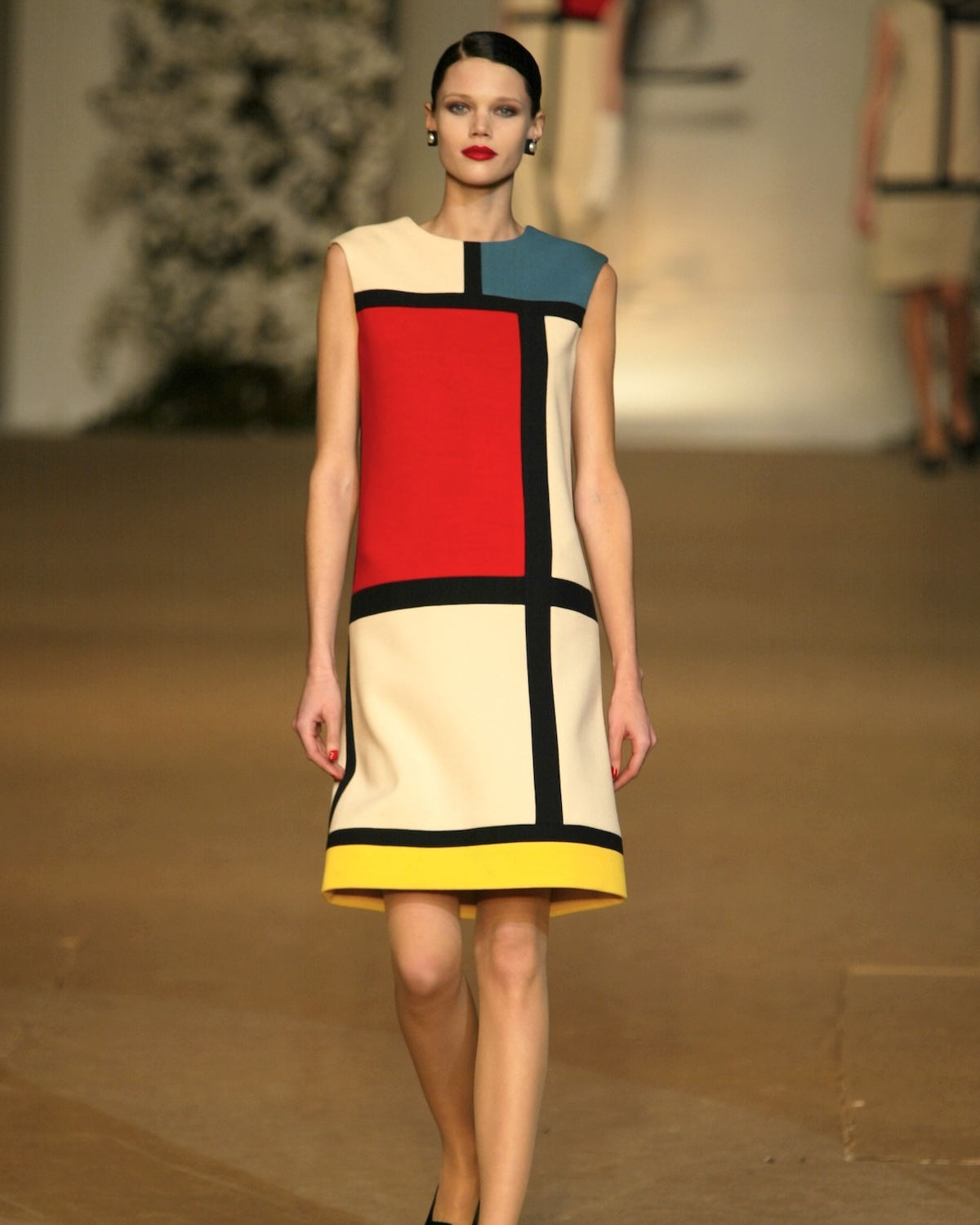El vestido Yves Saint Laurent y Mondrian en pasarela. Imagen: @museeyslparis1