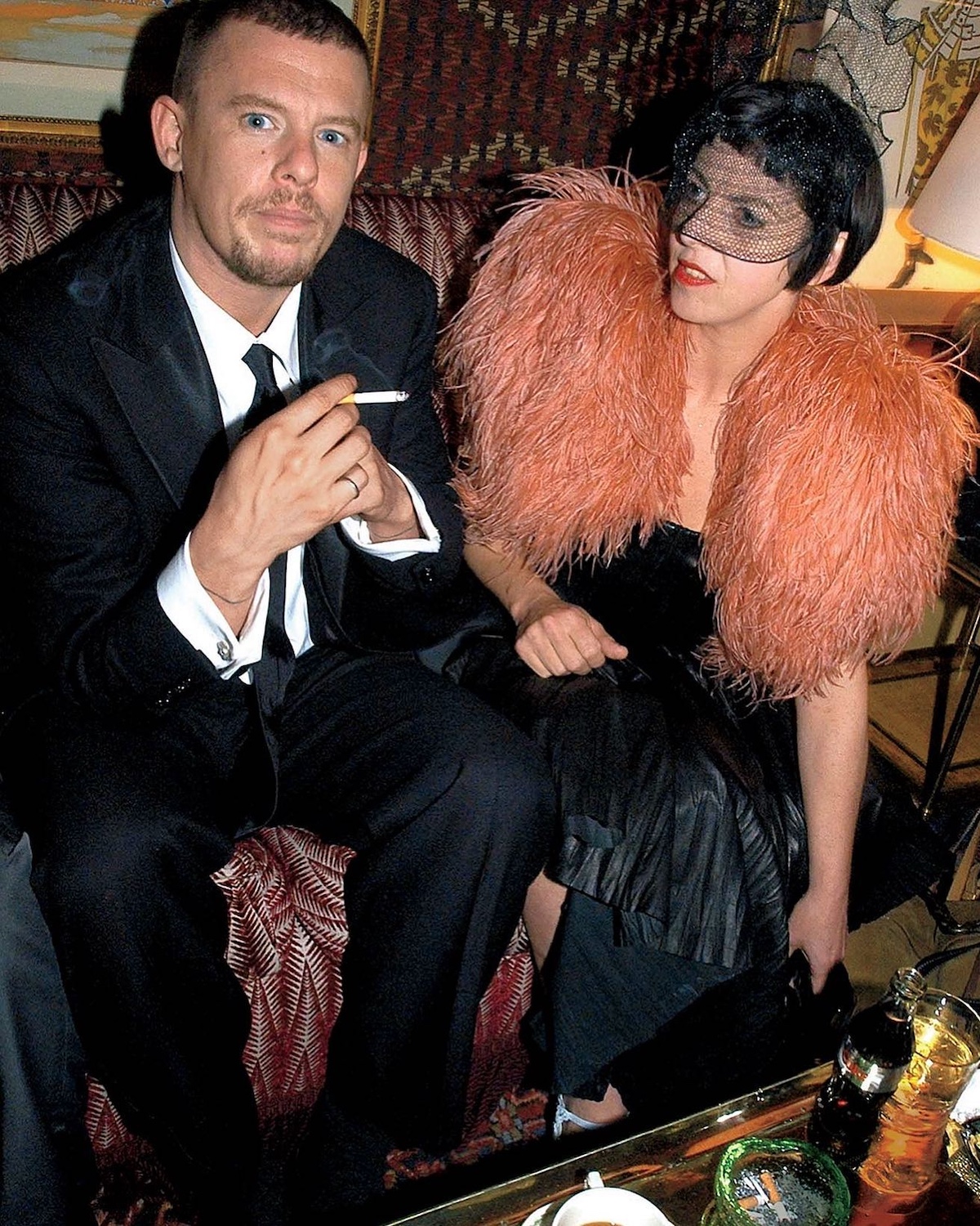 Alexander McQueen e Isabella Blow, la editora de moda que descubrió su talento tras ver su colección de graduación en Central Saint Martins en 1992. Imagen: @planetsabotage69