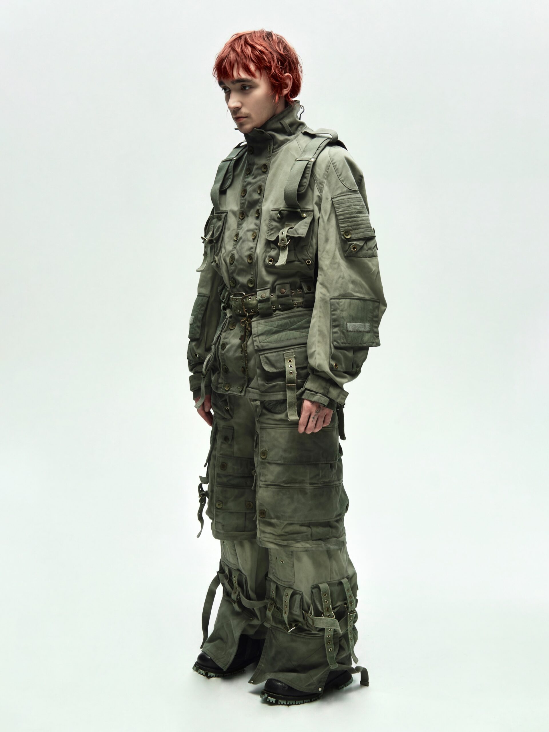 La estética militar lleva la moda utilitaria al extremo con bolsillos, correas y detalles funcionales inspirados en los uniformes. Imagen: @polosa.brand