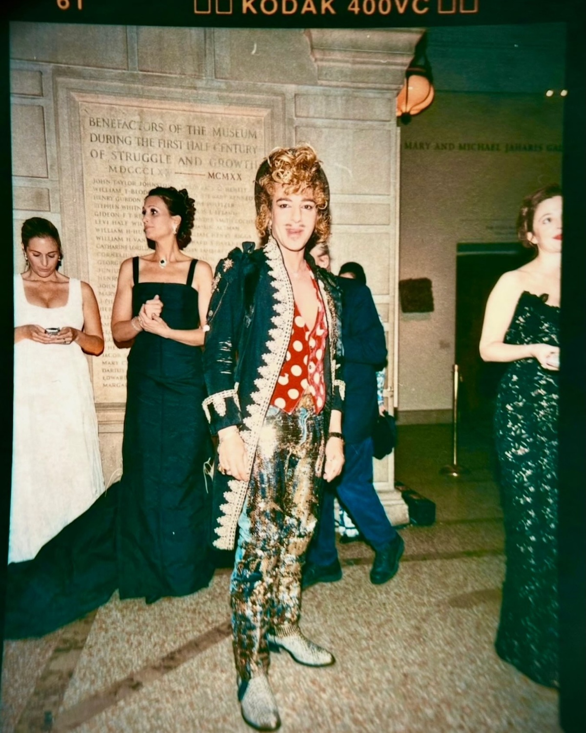 John Galliano, una de las figuras más influyentes y controvertidas de la moda de las últimas cuatro décadas. Imagen: @robert_fairer