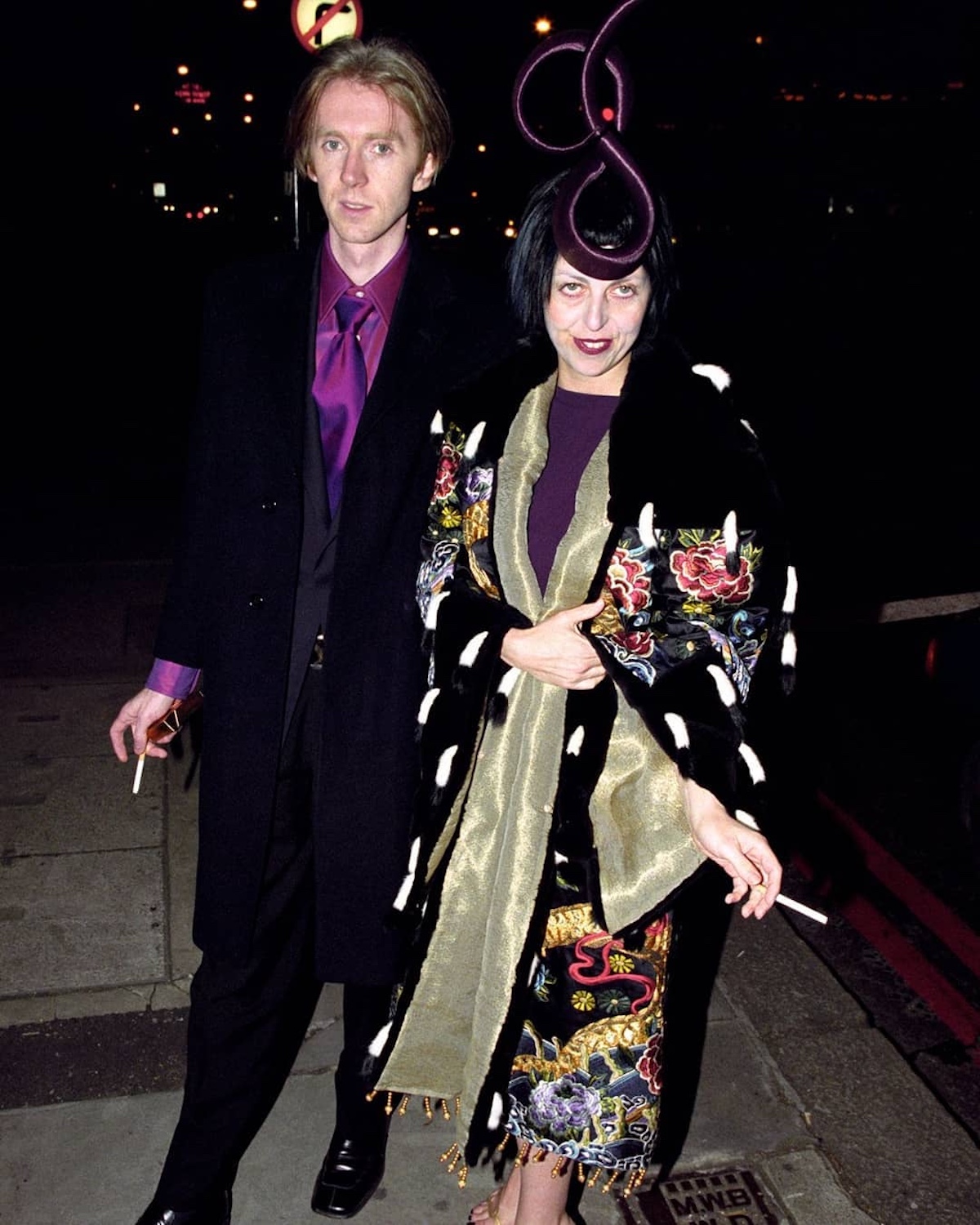 Philip Treacy e Isabella Blow mantuvieron una estrecha relación creativa que ayudó a convertir al diseñador en uno de los grandes nombres de la sombrerería británica. Imagen: @royalisticism