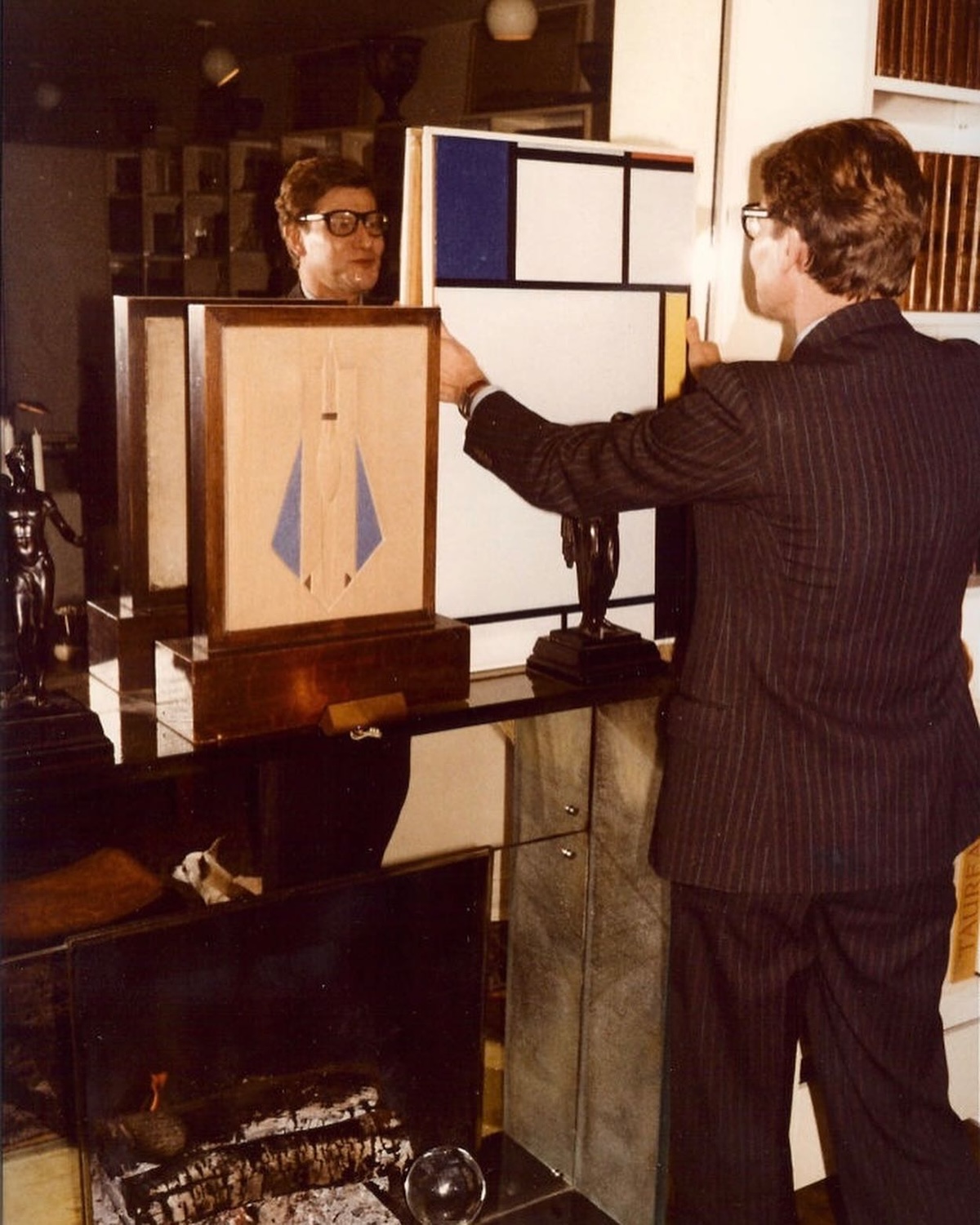 Yves Saint Laurent contemplando su colección privada de arte en París, incluyendo una pintura de Piet Mondrian. Imagen: @sebeau___