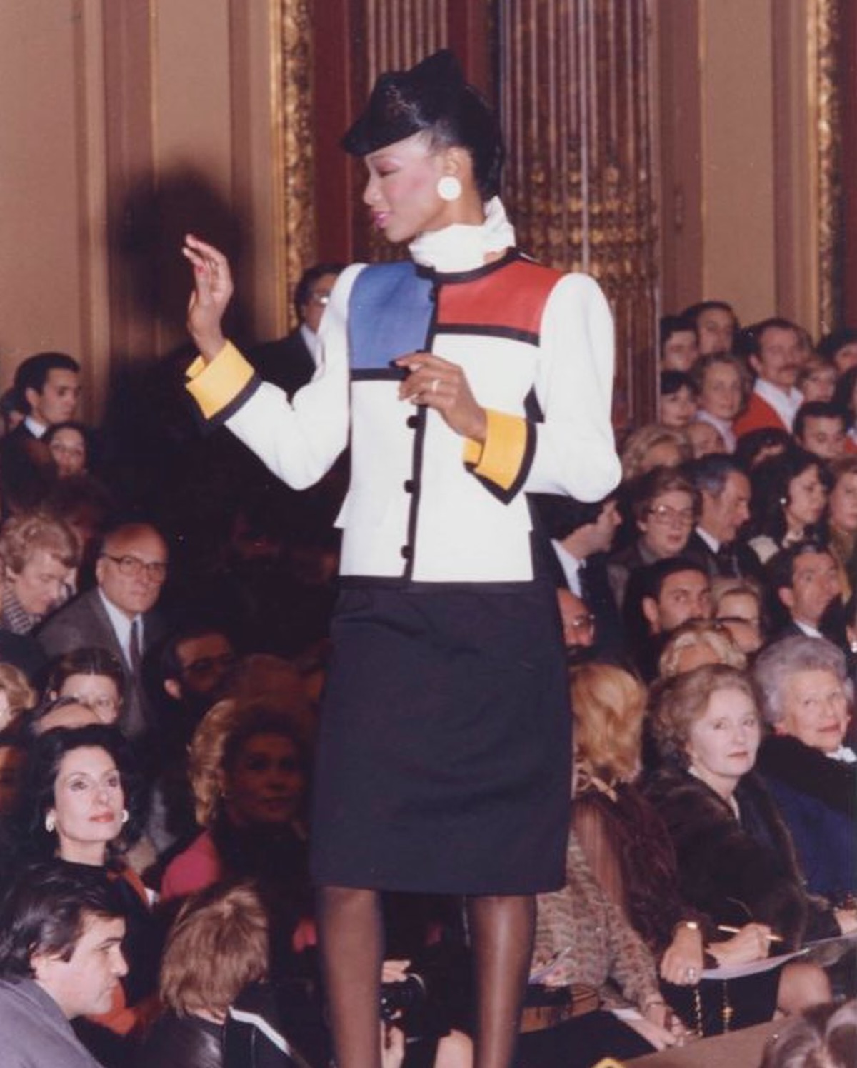 Diseño de Yves Saint Laurent y Mondrian en pasarela. Imagen: @sebeau___