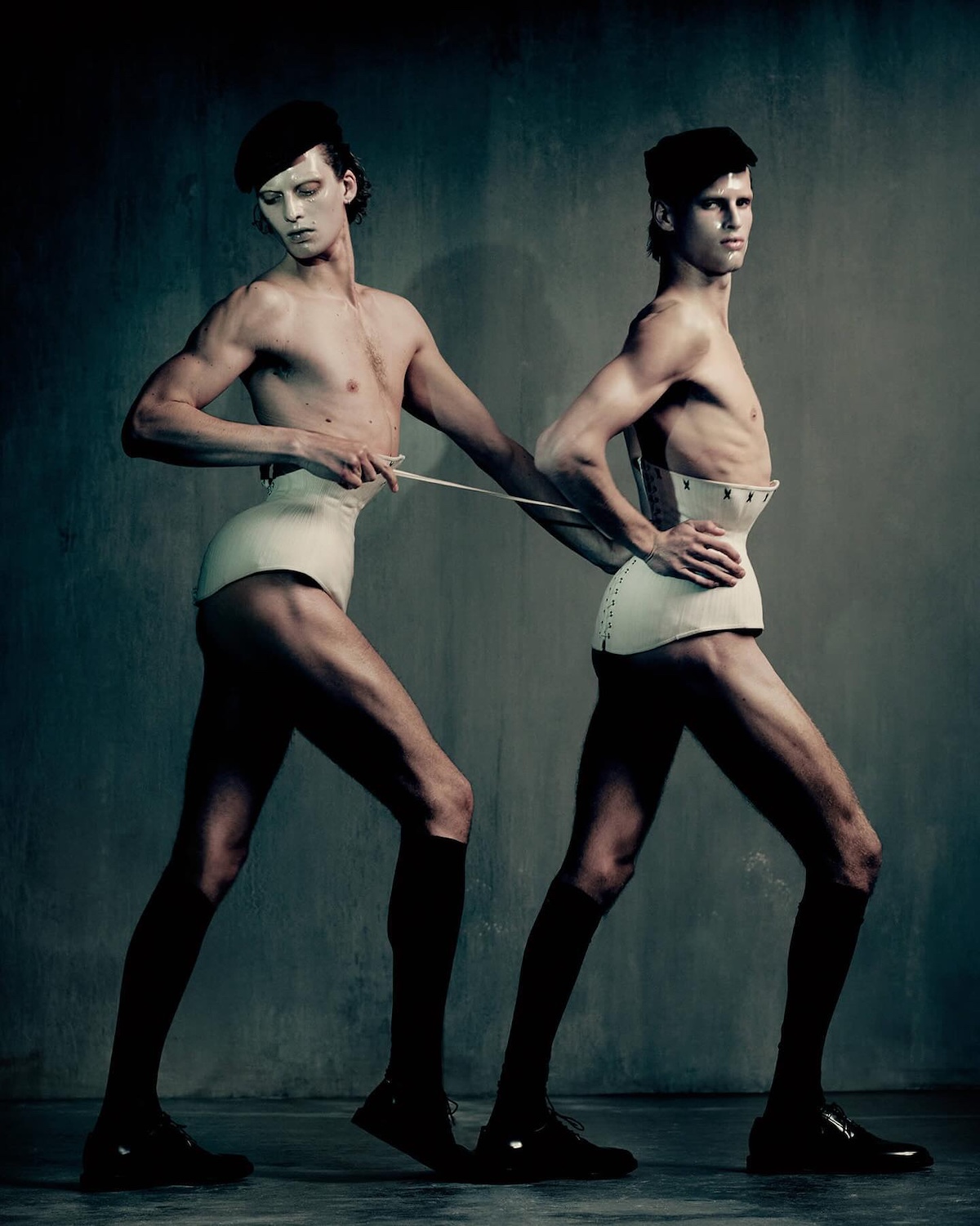 La experimentación con el cuerpo y la silueta, dos elementos recurrentes dentro del trabajo de John Galliano. Imagen: @studio.demi