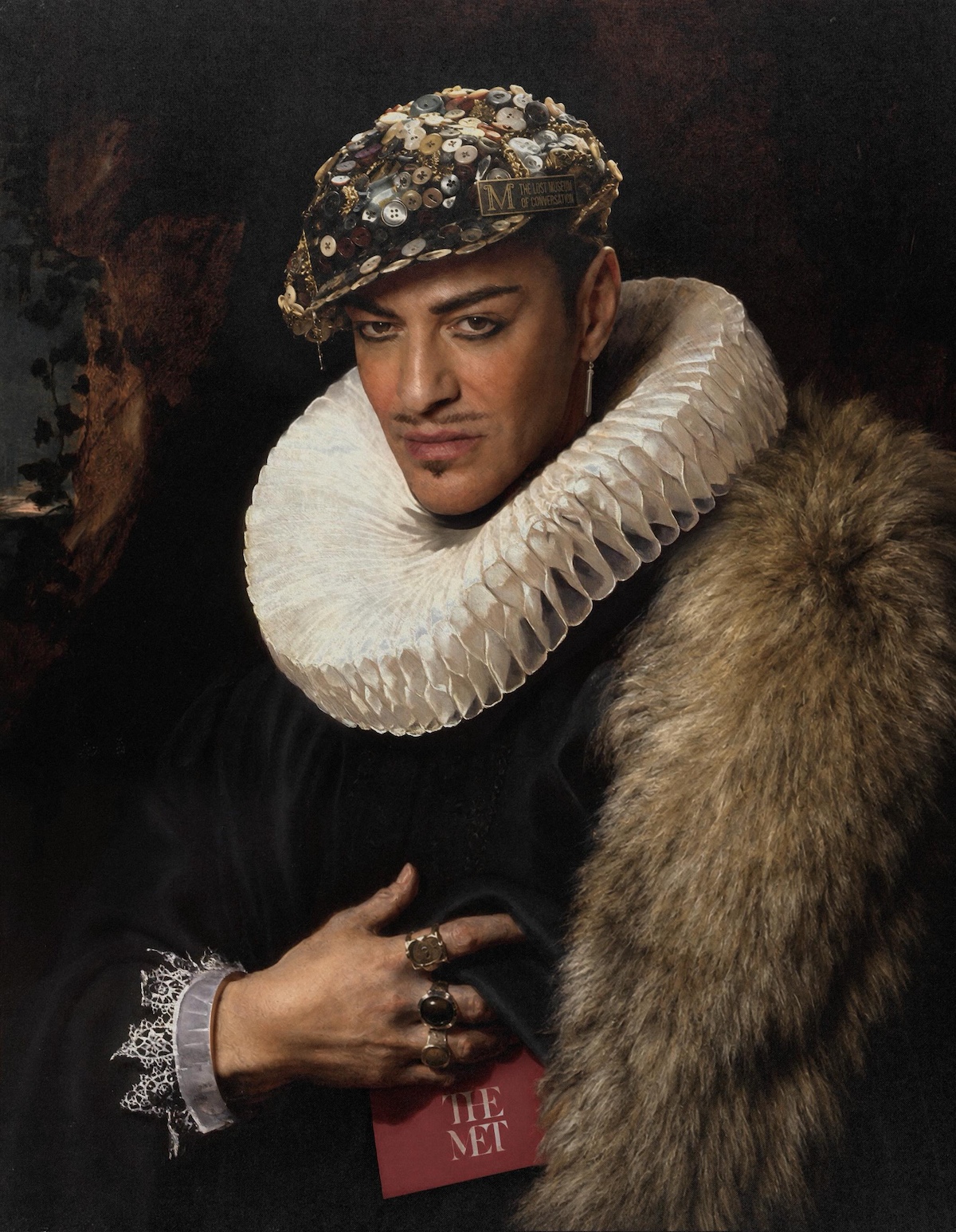 John Galliano retratado desde su característico imaginario histórico y teatral, una de las señas de identidad de su trayectoria. Imagen: @thelostmuseumofconversation