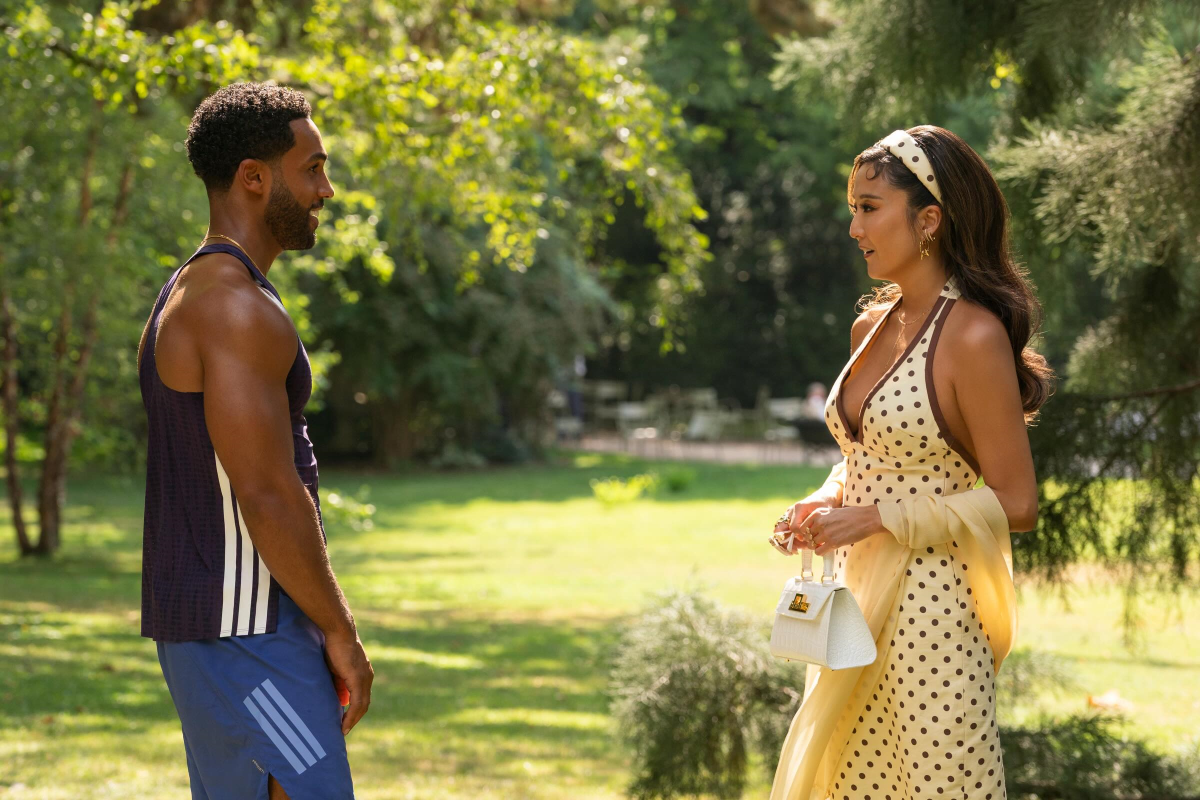 Ashley Park y Lucien Laviscount interpretan a Mindy y Alfie en una de las primeras imágenes de la sexta y última temporada de «Emily en París»