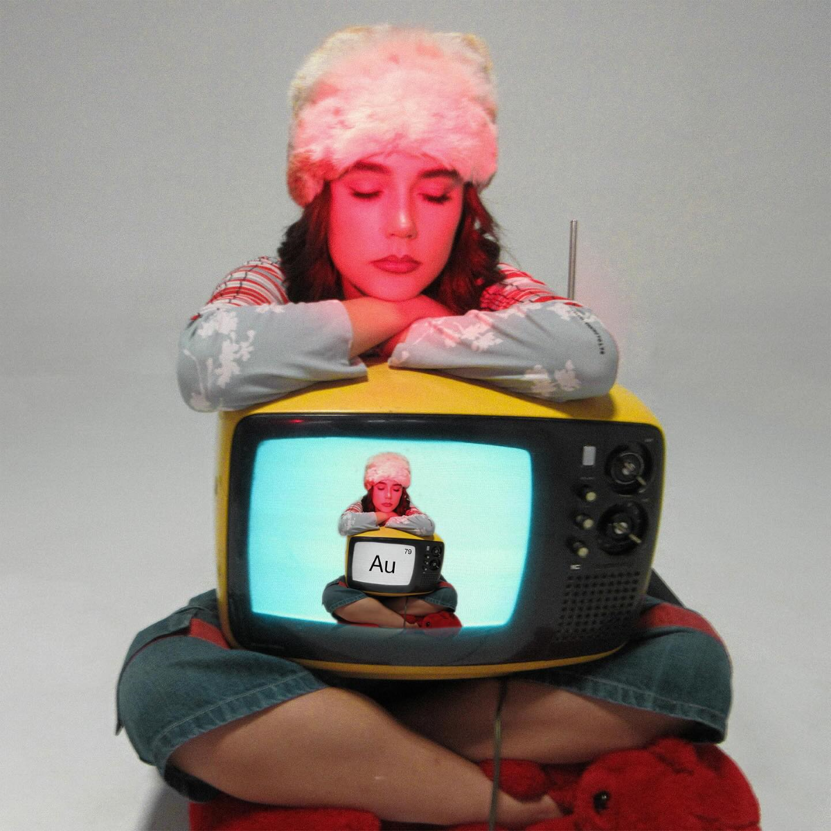 Paloma Morphy posa con una televisión vintage que muestra la portada de su álbum debut «Au», publicado en 2025