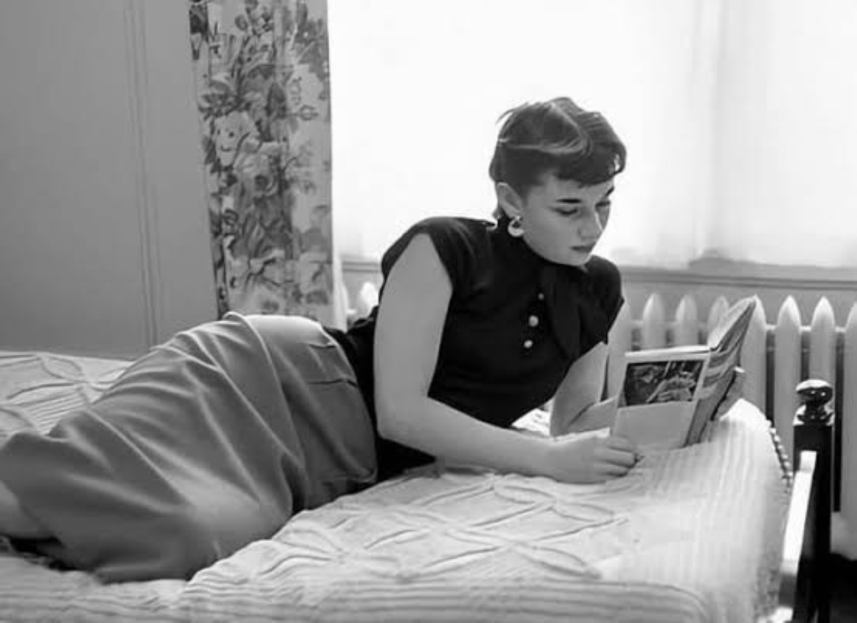 Audrey Hepburn posa en la cama durante una sesión fotográfica en Manhattan, Nueva York, en 1951. La actriz tenía entonces 22 años