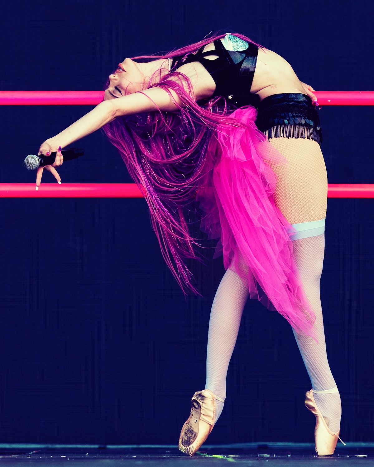 Adéla durante una de sus actuaciones, donde combina su formación como bailarina con su propuesta como nueva estrella del pop. Imagen: @adelajergova