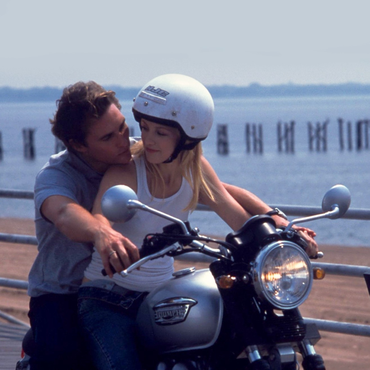 Kate Hudson y Matthew McConaughey como Andie y Ben durante una escena de «Cómo perder a un chico en 10 días», montando en moto