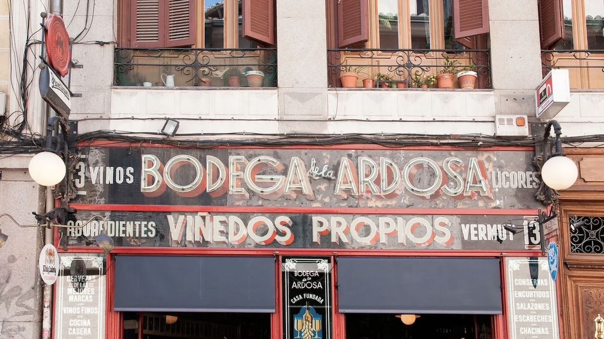 Bodega de la Ardosa, uno de los bares históricos de Malasaña para disfrutar de las noches de verano en Madrid