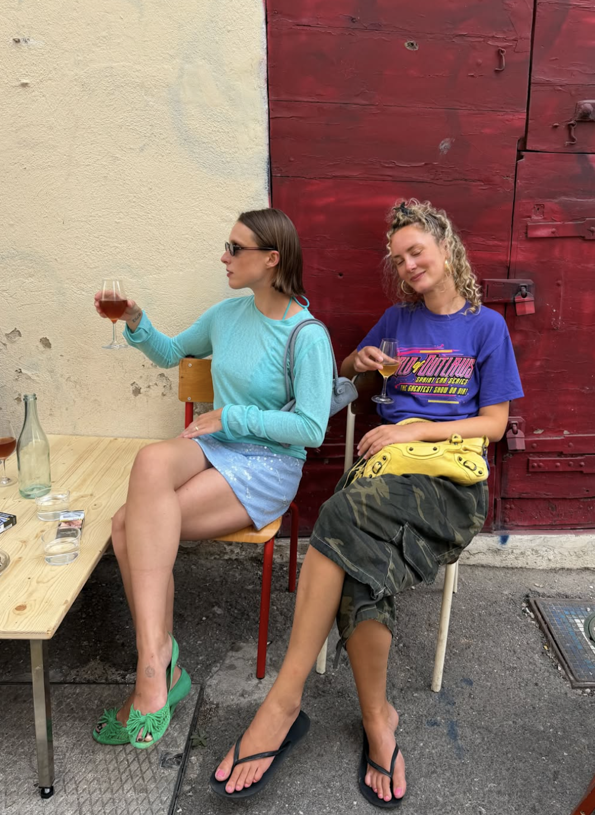 Pantalón cargo con estampado de camuflaje combinado con camiseta gráfica y chanclas, un look que confirma el regreso de la tendencia militar al street style. Imagen: @lara_bsmnn