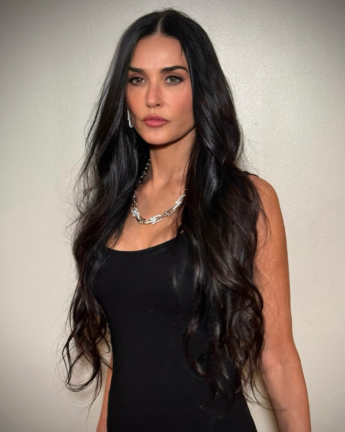 Demi Moore posa con su melena en un tono castaño muy oscuro, casi negro y brillante