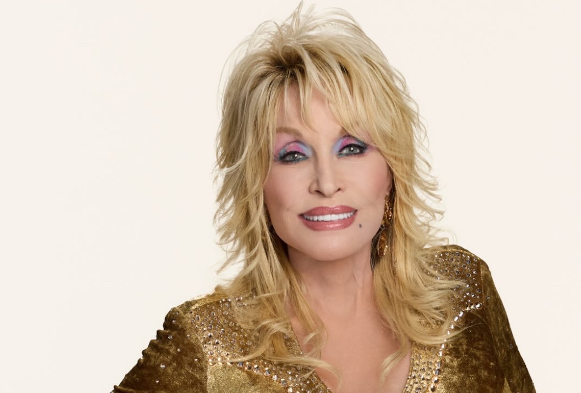 Dolly Parton, reconocible por su cabello rubio XXL, maquillaje de colores y estética maximalista, elementos que hicieron de la cantante un icono de estilo. Imagen: @dollyparton