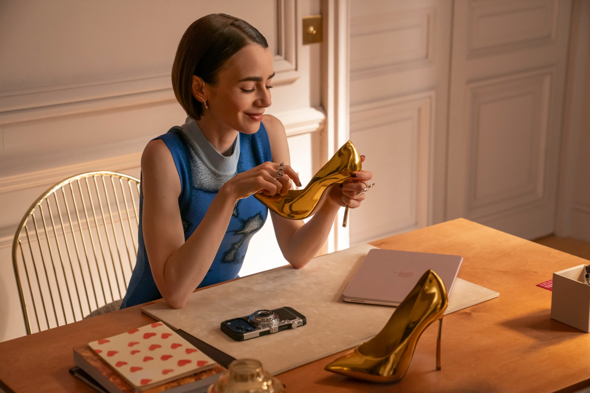 Lily Collins como Emily Cooper en un primer vistazo de la sexta temporada de «Emily en París», con un estilismo parisino y elegante