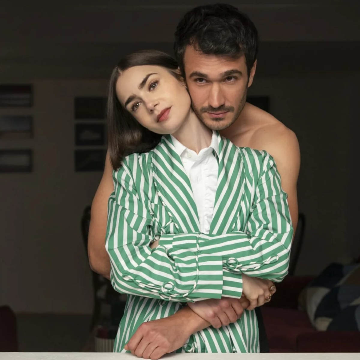 Lily Collins y Eugenio Franceschini interpretando a Emily y Marcello en la quinta temporada de «Emily en París» abrazados en una de sus escenas románticas