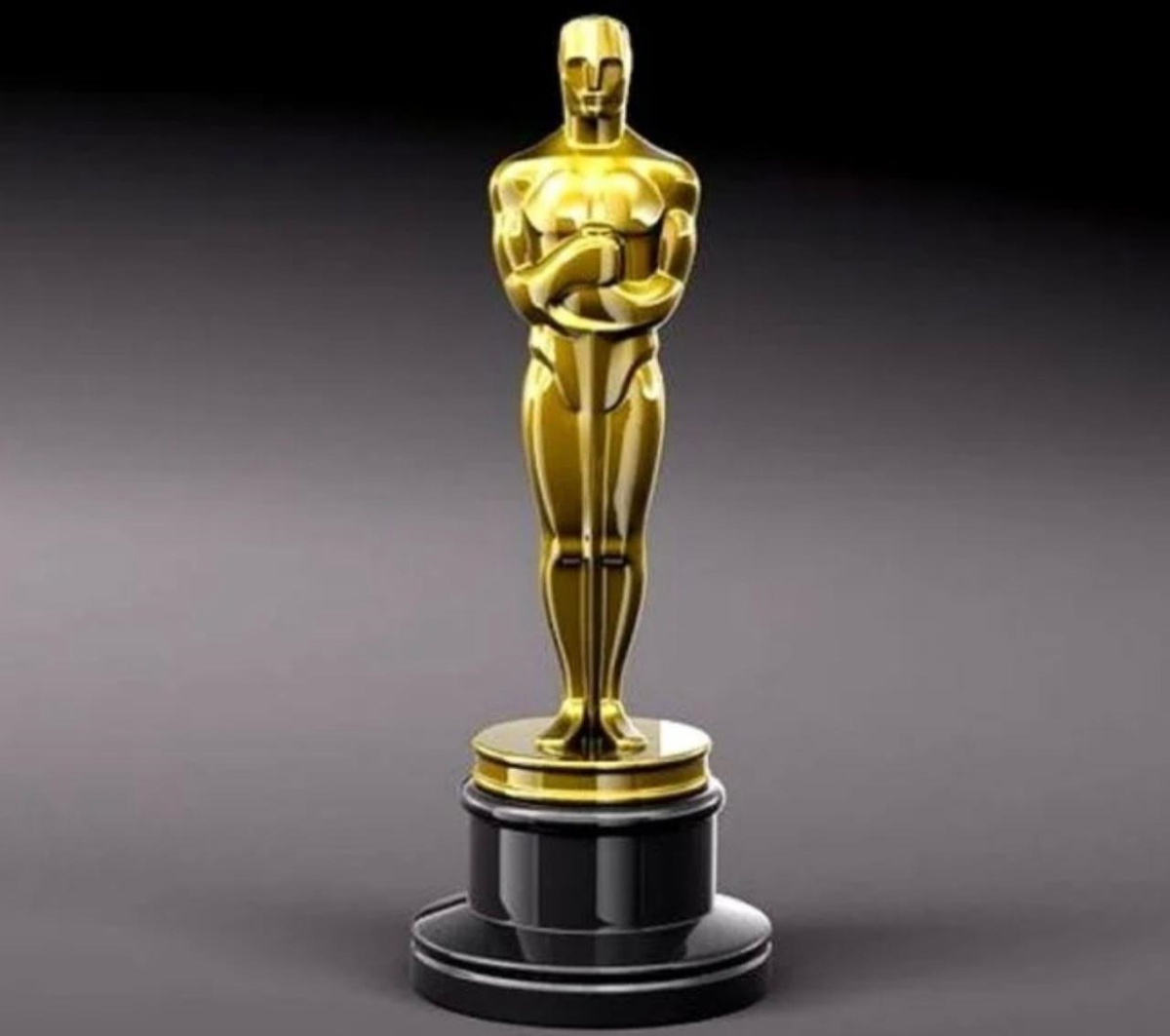 Estatuilla dorada de los Premios Oscar sobre una base negra, fotografiada sobre un fondo gris degradado. Representa el galardón que entrega la Academia de Hollywood a las mejores películas y profesionales del cine
