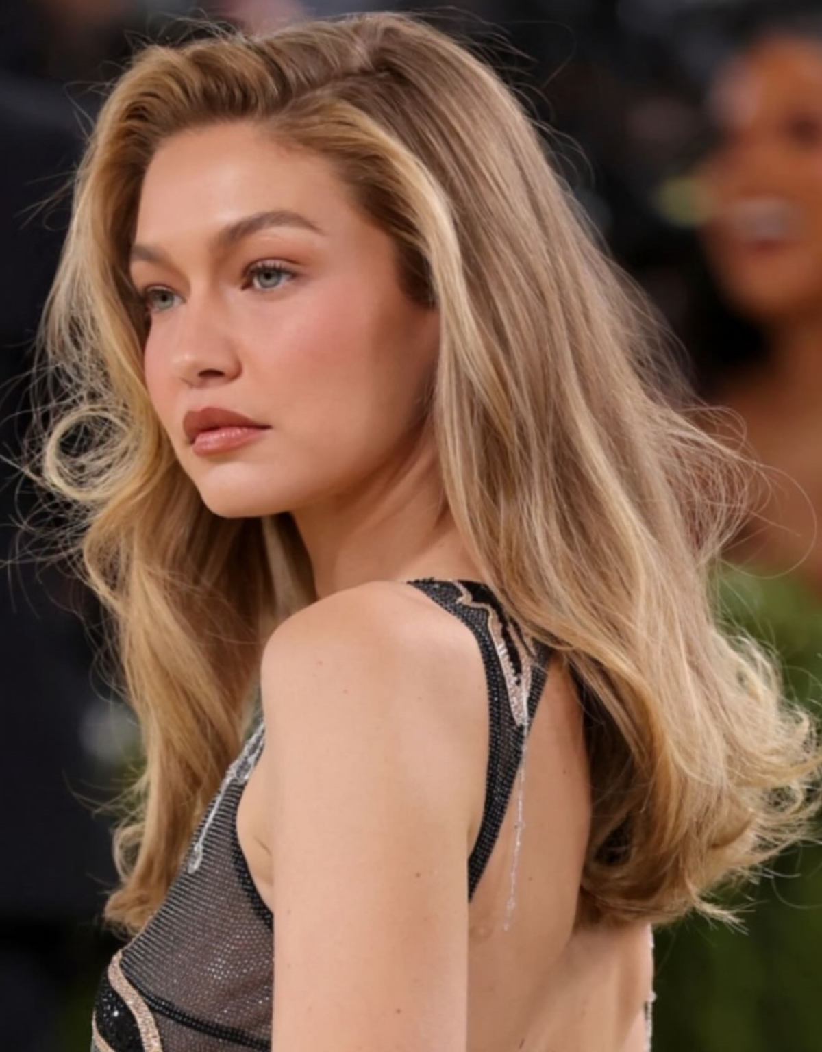 Gigi Hadid posa con una melena larga en tono rubio miel, con reflejos dorados y caramelo