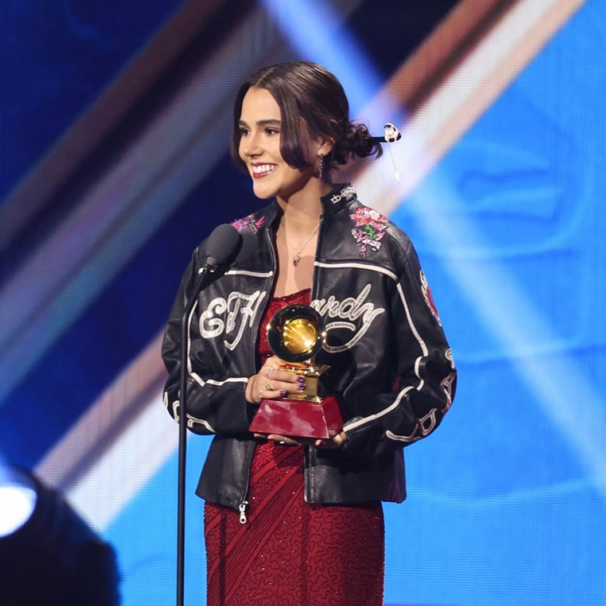 La artista sostiene el Latin Grammy a Mejor Nuevo Artista durante la ceremonia de entrega de los premios, uno de los mayores hitos de la carrera de la cantante mexicana