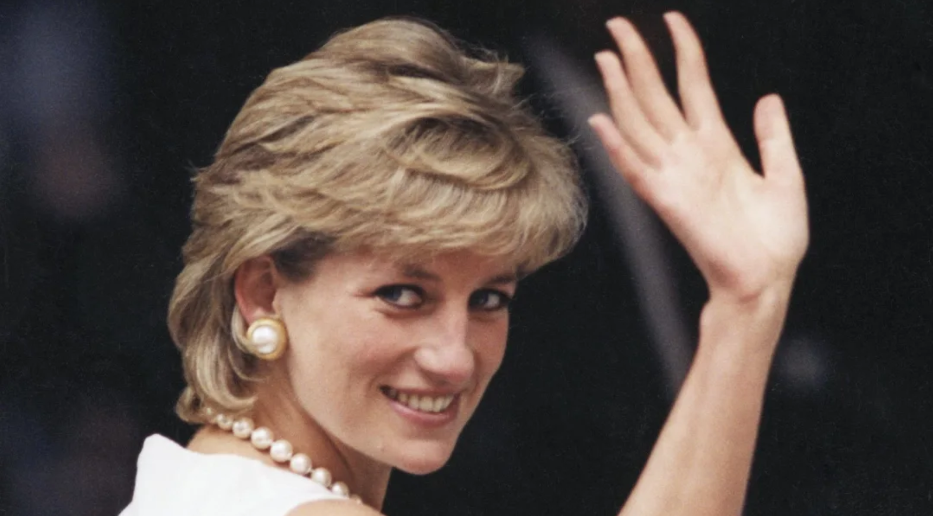 Diana de Gales saluda a los asistentes durante su visita al Northwestern Memorial Hospital de Chicago en 1996