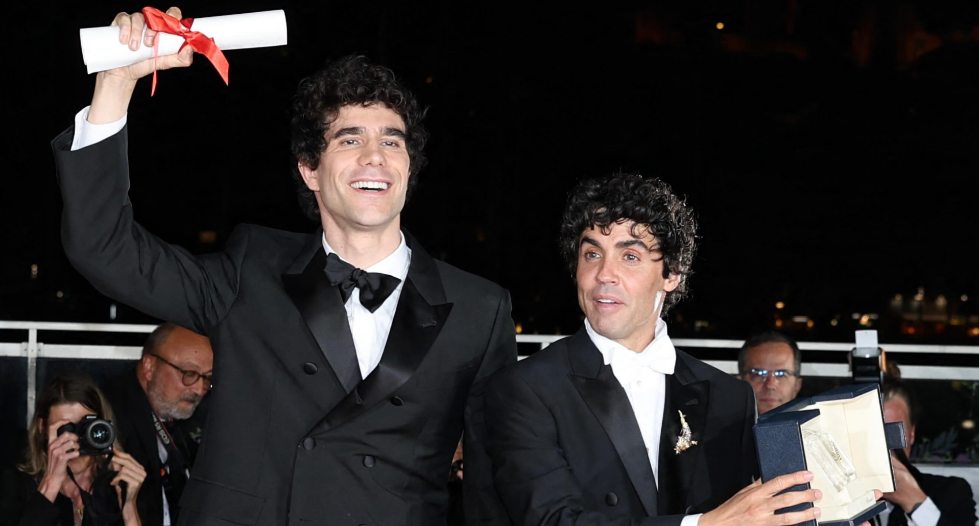 Javier Calvo y Javier Ambrossi, Los Javis, posan juntos tras recibir el premio a Mejor Dirección en el Festival de Cannes 2026