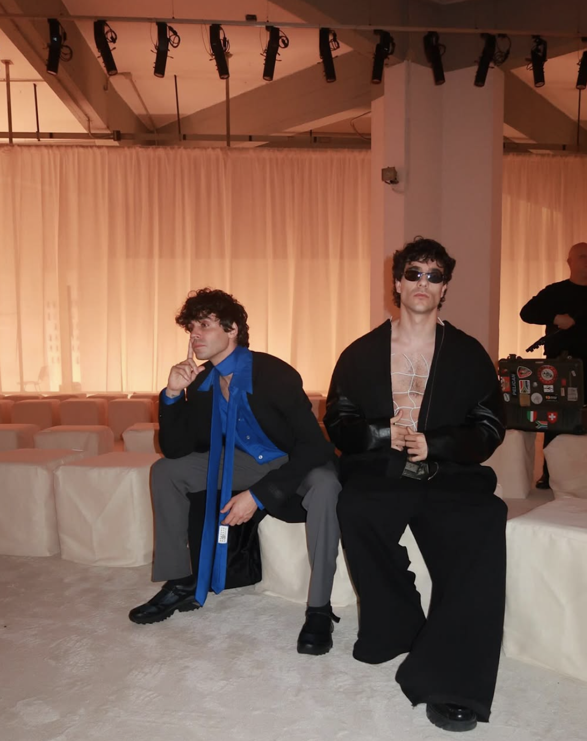 Javier Ambrosi y Javier Calvo en el front row de un desfile. Imagen: @javviercalvo