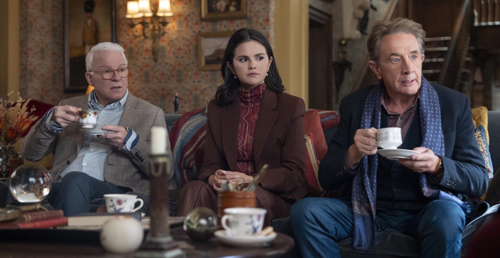 Steve Martin, Selena Gomez y Martin Short protagonizan la temporada 6 de «Solo asesinatos en el edificio», que se estrenará en Disney+. Imagen: fotograma oficial de «Solo asesinatos en el edificio»