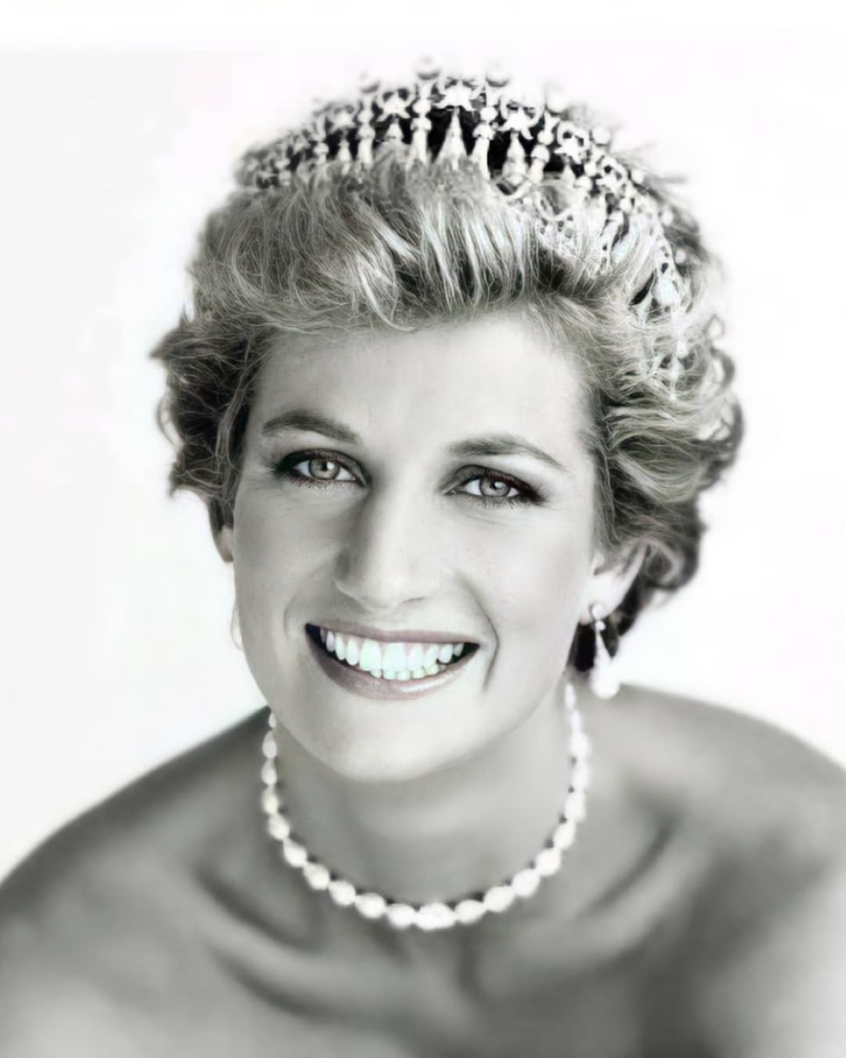 Diana de Gales sonríe mientras luce una tiara de la Familia Real británica durante un acto oficial