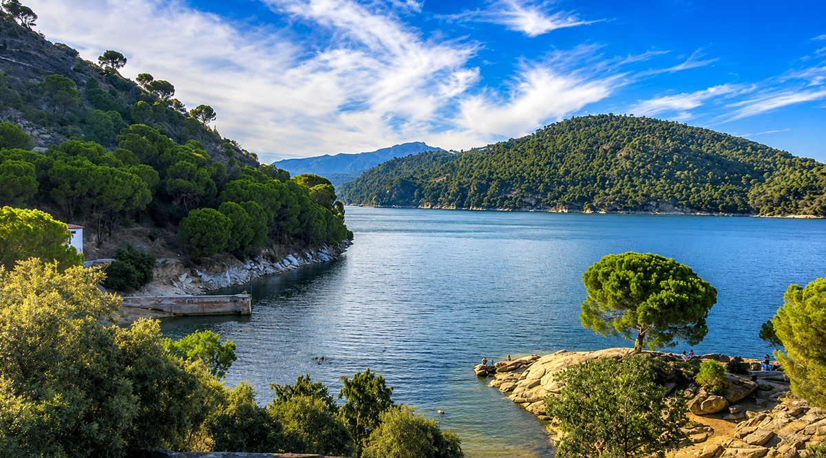 El Pantano de San Juan, uno de los mejores lugares para bañarse y combatir el calor cerca de Madrid en verano
