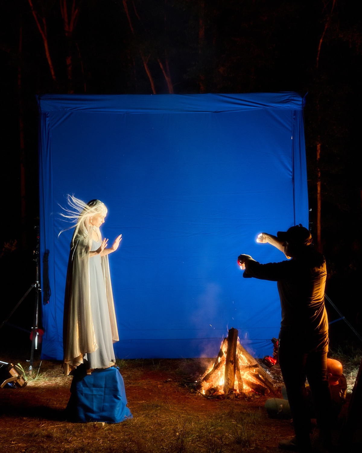 Phoebe Bridgers en el set de rodaje detrás de cámaras de su videoclip «Lost Boys». Imagen: @phoebebridgers