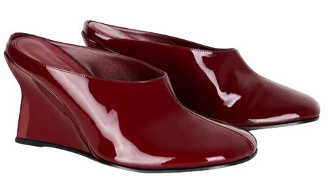 «Lucille Mule» de Paris Georgia en charol burdeos, con punta cerrada ligeramente cuadrada, diseño sin cordones y tacón de cuña moldeado de 9 cm