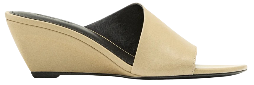 Sandalia beige de piel soft con tacón tipo cuña de 6 cm y diseño de punta abierta