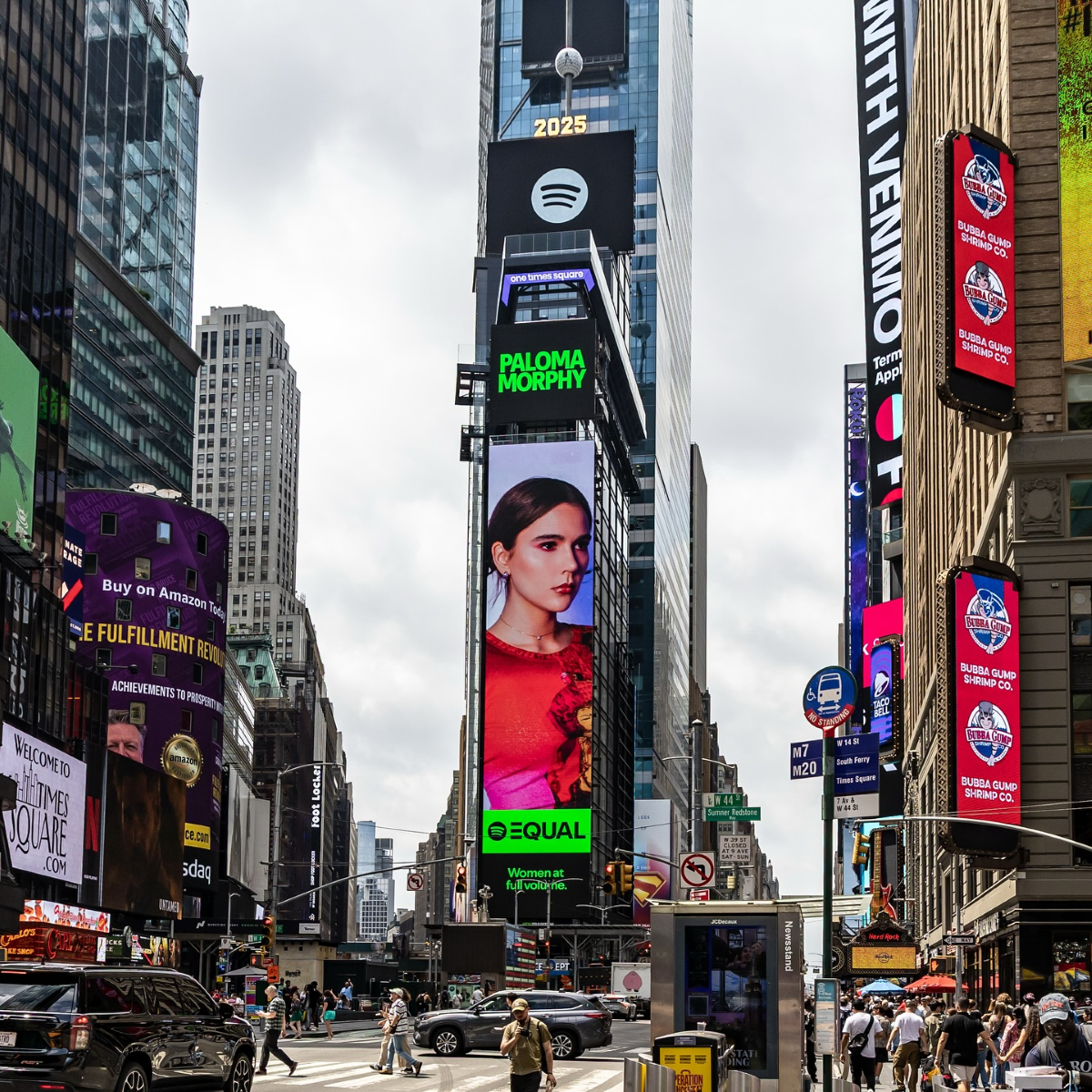 Pantalla publicitaria de Times Square con una imagen de la artista dentro de la campaña EQUAL de Spotify en Nueva York