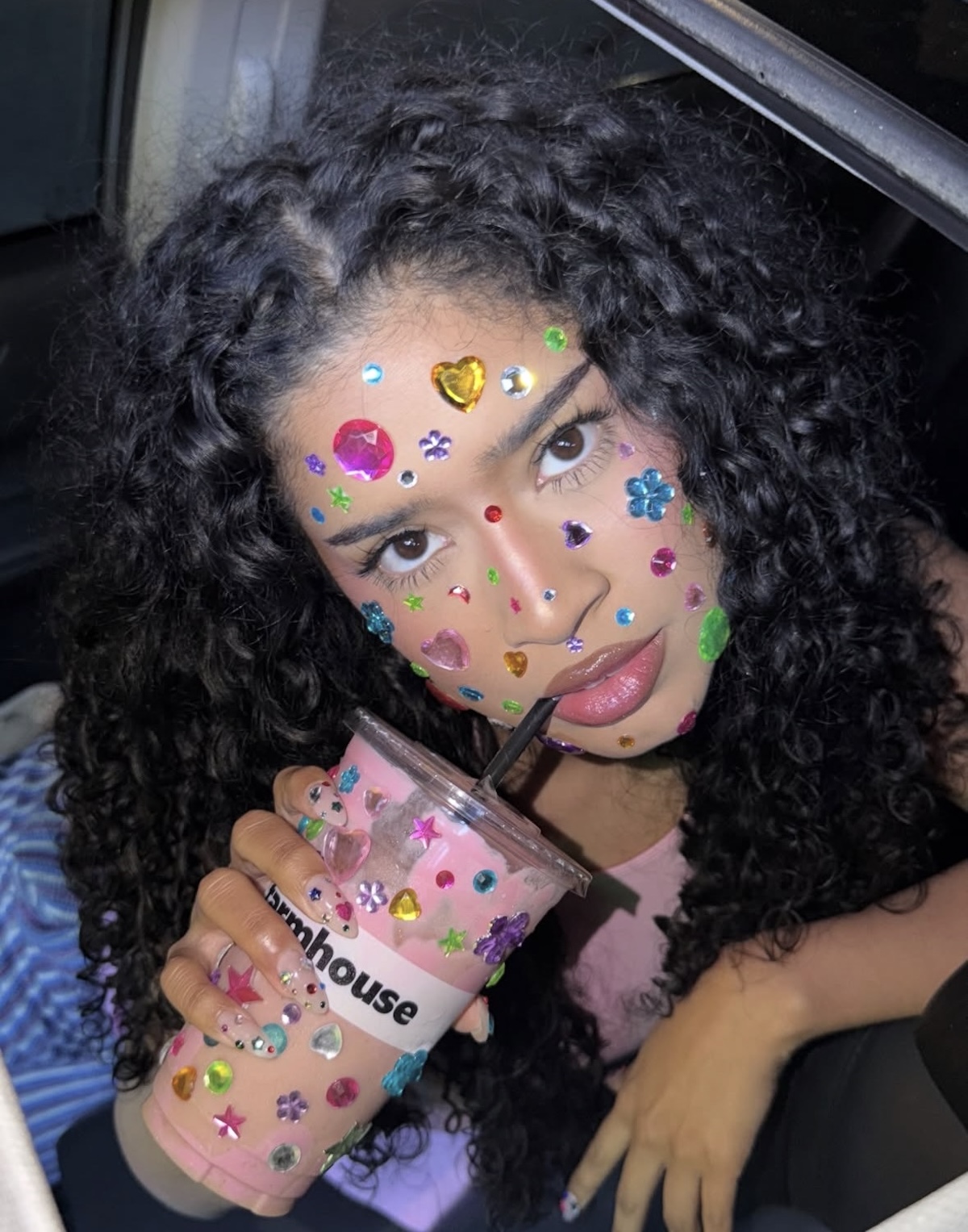 La influencer Aztinay en su «post» viral con la tendencia «bedazzled».