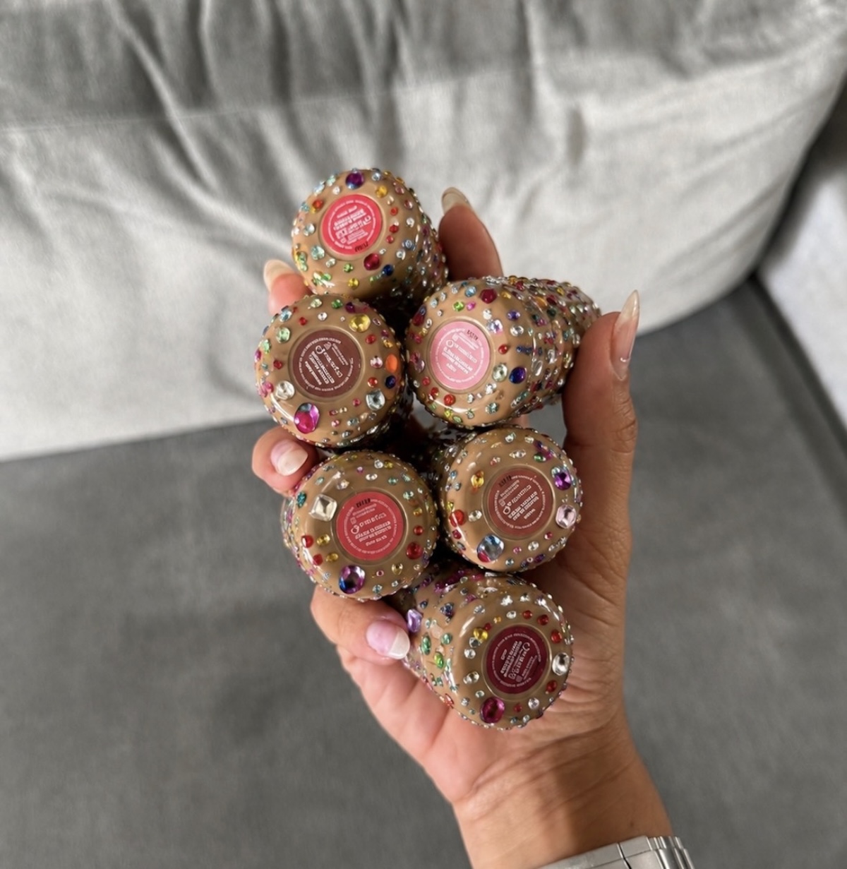 Coloretes adornados con cristales, siguiendo la tendencia «bedazzling». 
