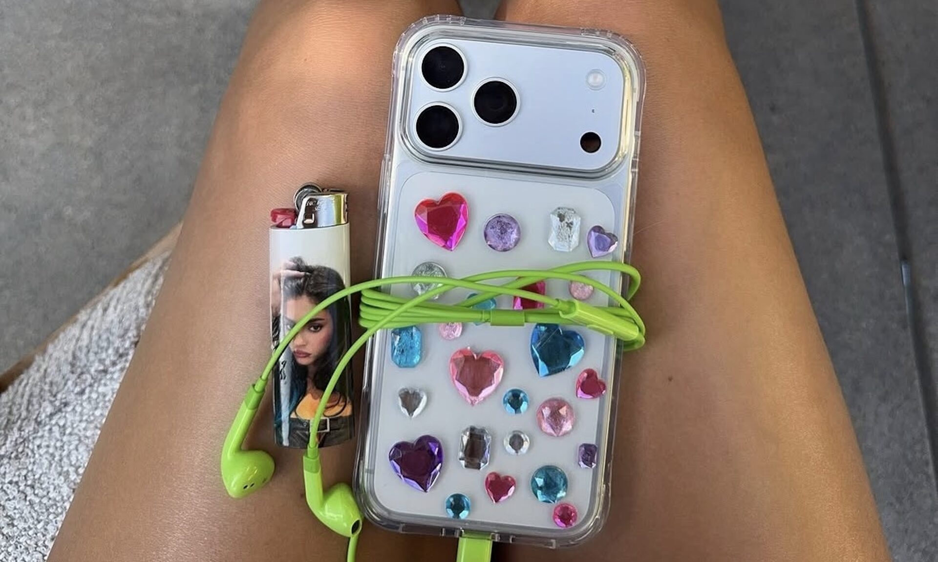 Todo sobre la tendencia «bedazzling». Imagen: @kyliejenner