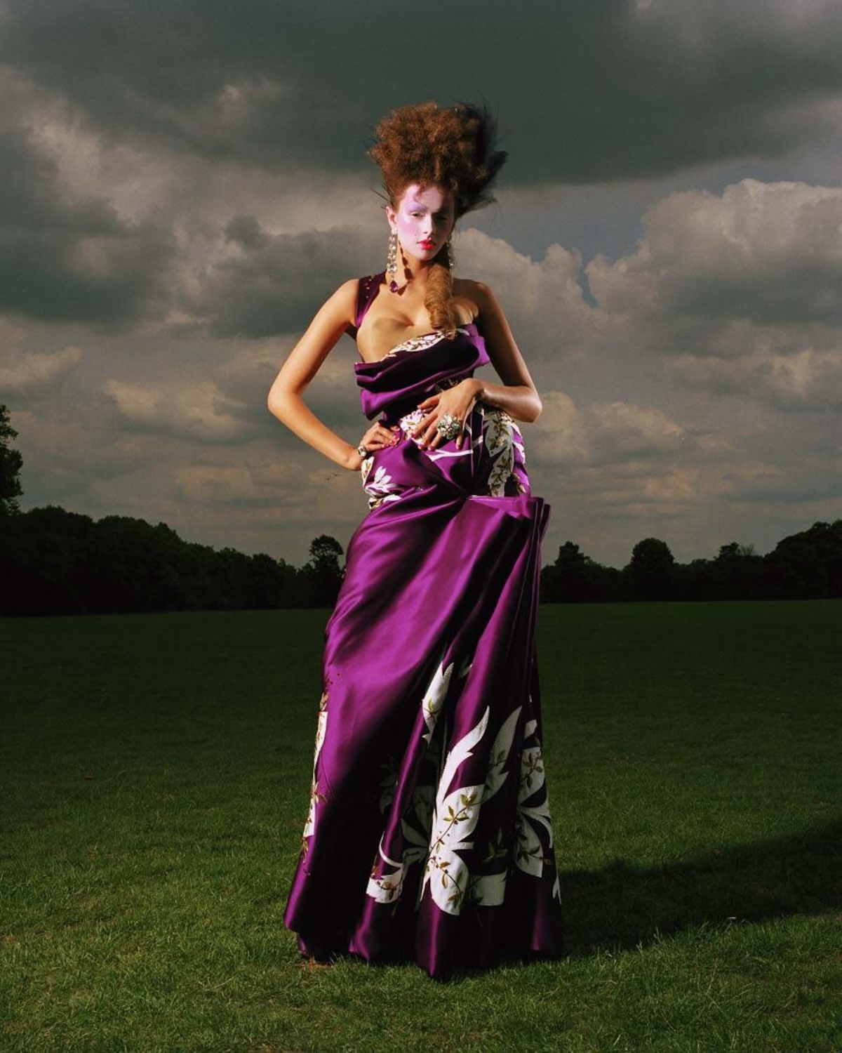 Vestido morado con detalles florales blancos pertenece a la colección de Alta Costura Otoño/Invierno 2004-2005 de Christian Dior diseñada por John Galliano