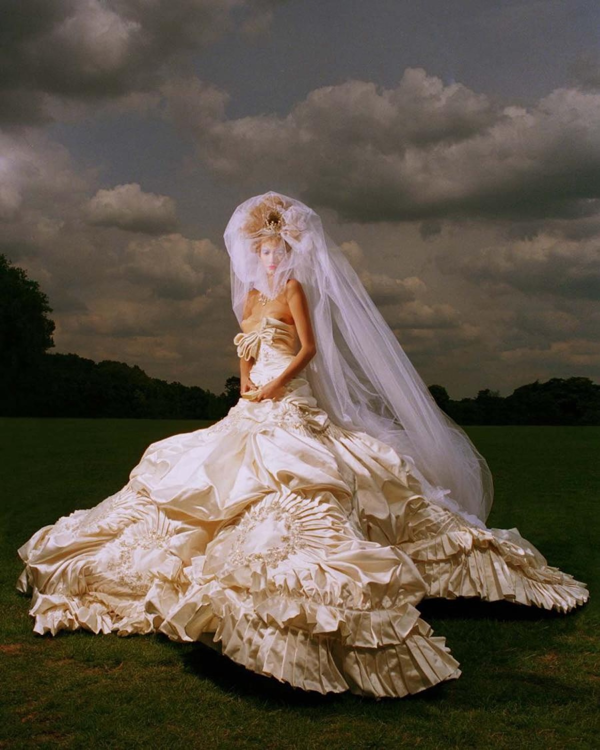 Vestido de novia de alta costura con falda drapeada diseñado por John Galliano para Christian Dior para Otoño/Invierno 2004.