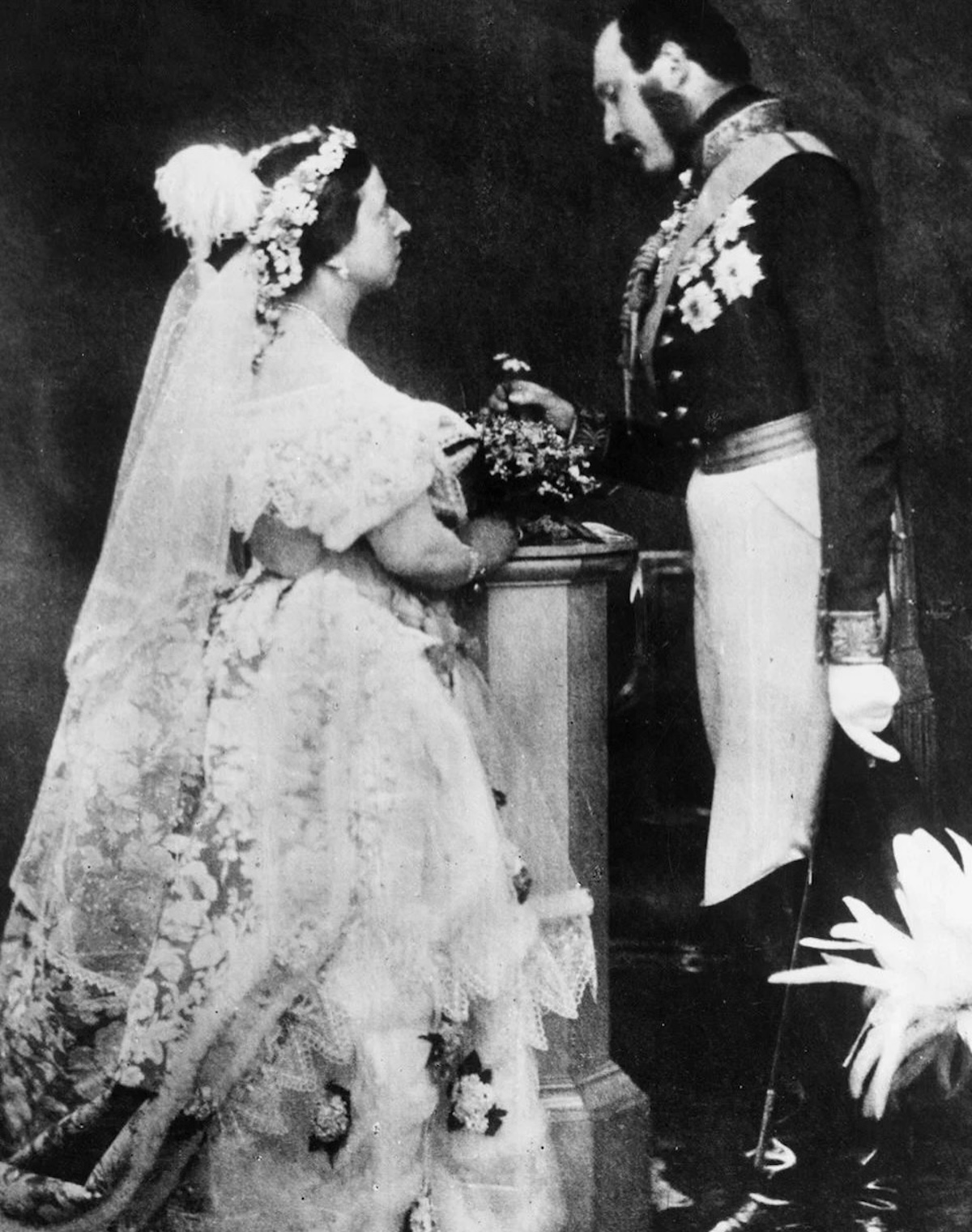 La reina Victoria del Reino Unido y su esposo, el príncipe Alberto de Sajonia-Coburgo-Gotha, aparecen en esta imagen posando durante una recreación fotográfica de su boda celebrada el 10 de febrero de 1840 en la Capilla Real del Palacio de St. James en Londres