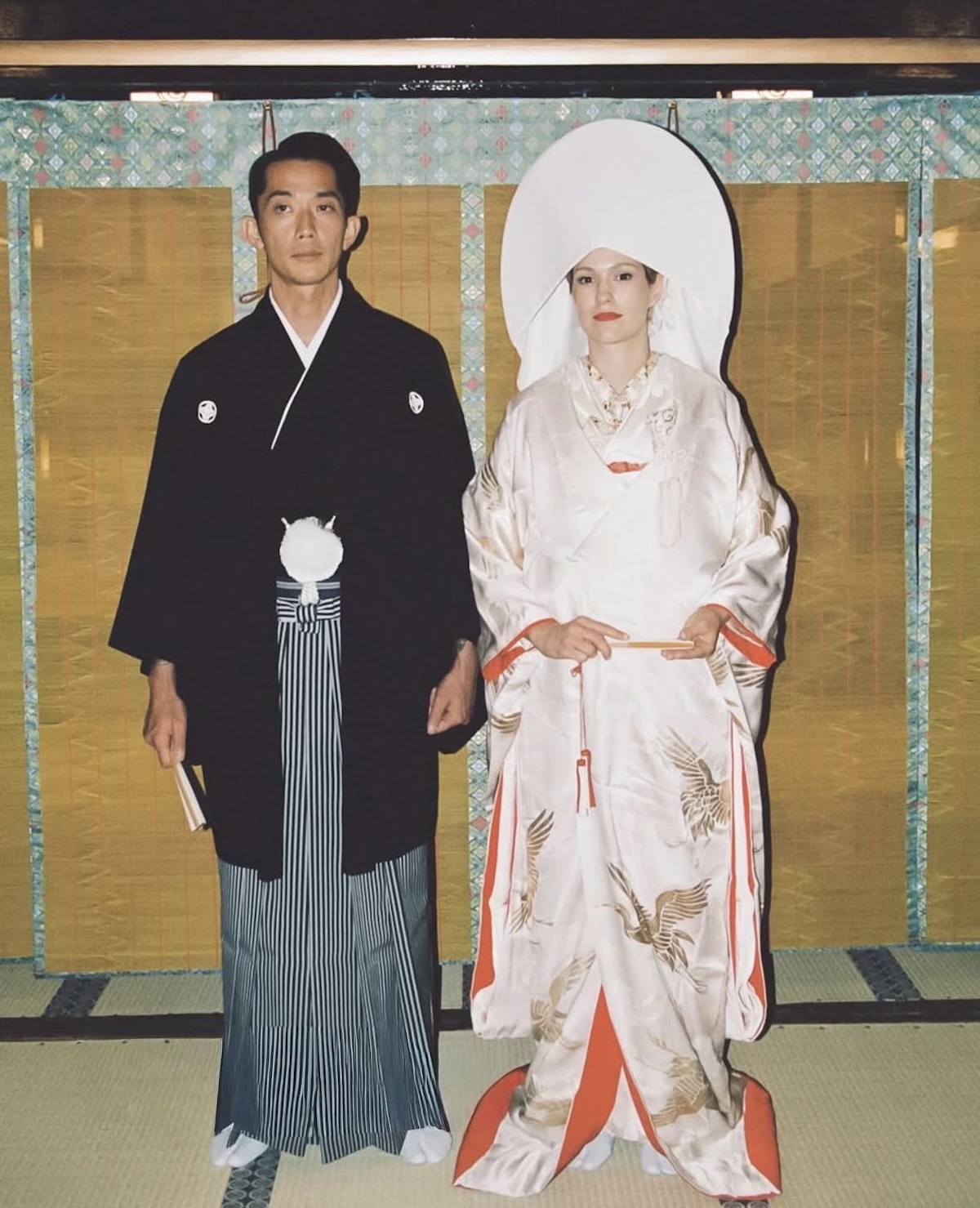 La imagen muestra a una pareja posando con vestimenta tradicional japonesa de boda sintoísta