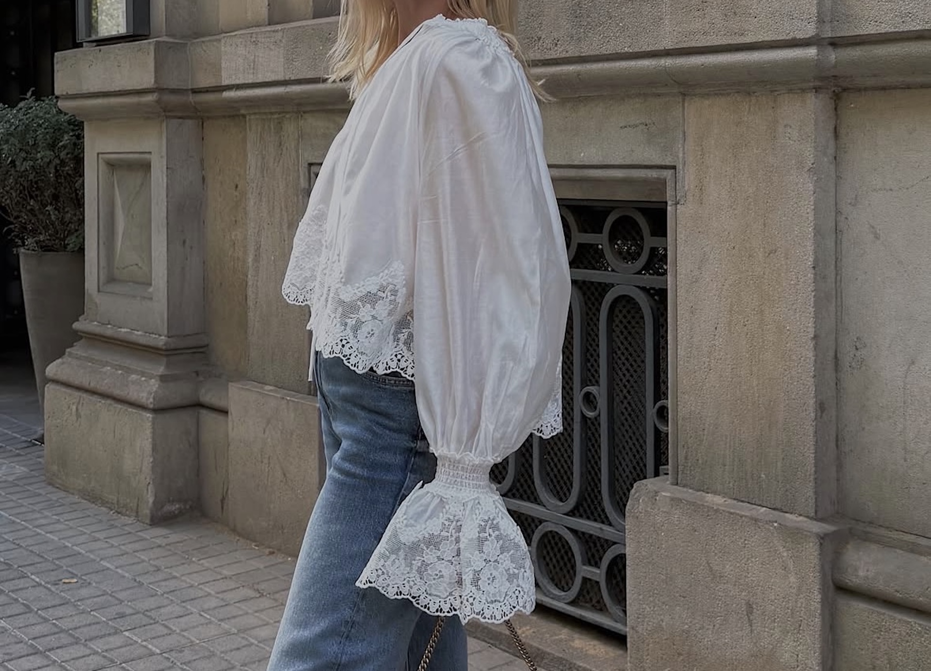 La blusa romántica se postula como la pieza estrella del entretiempo. Imagen: @ceriseamusante_