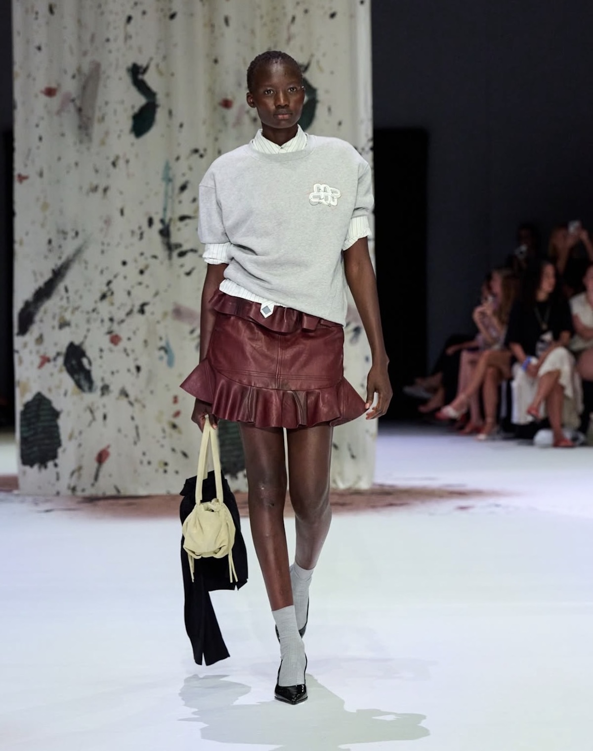 Look del desfile de Munthe en CPHFW con bolso amarillo y falda burdeos 