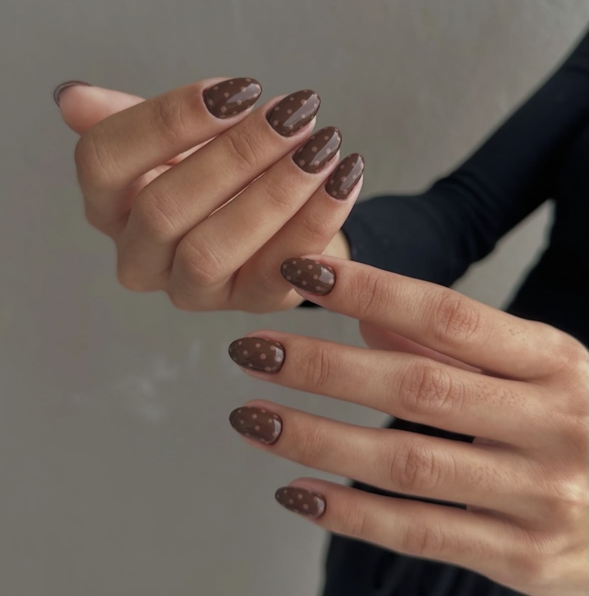 Manicura de lunare en marrón. Imagen: @gelpolish_bar