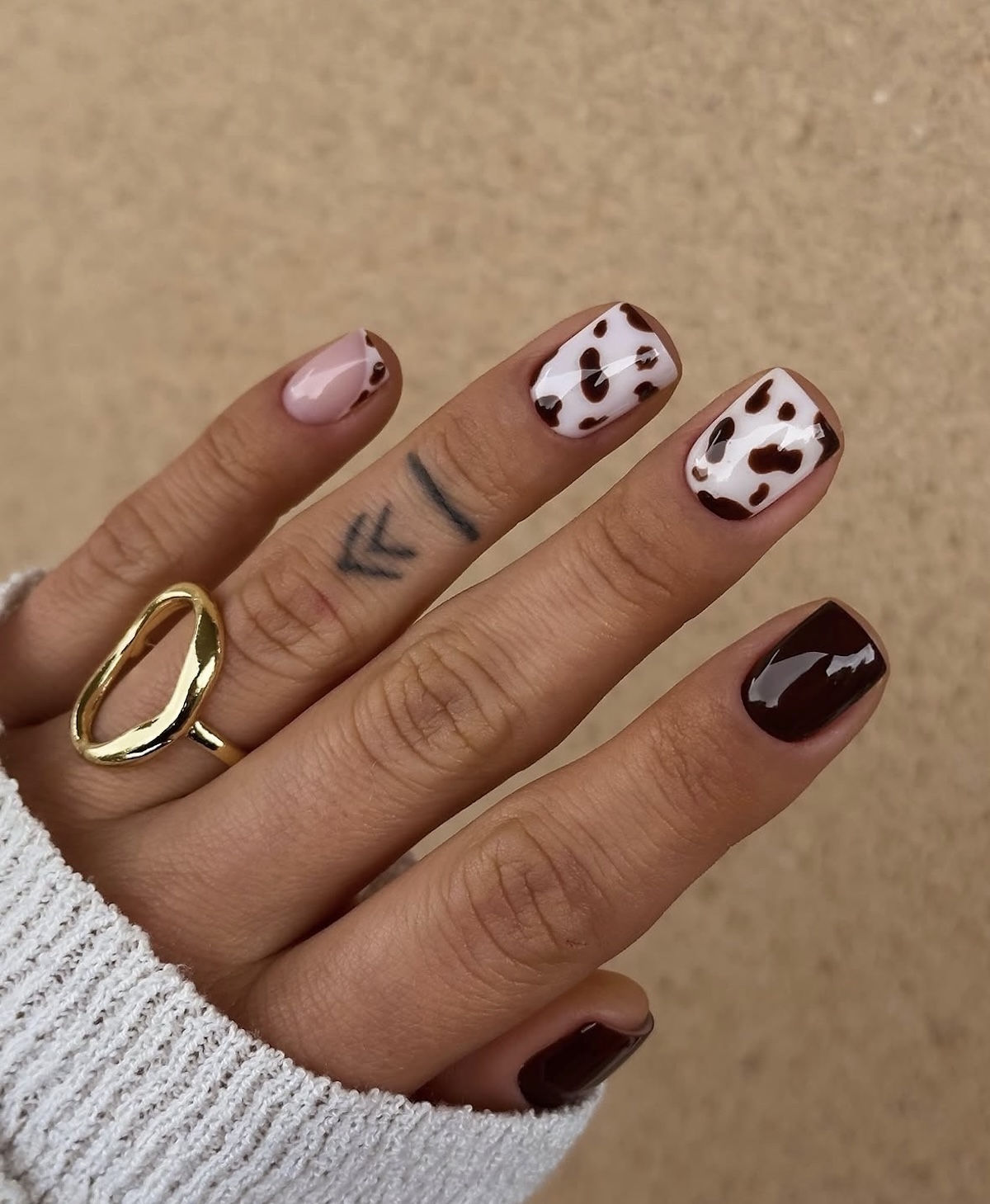 Manicura marrón con estampado de cebra, perfectas para llevar las «cappuccino nails». Imagen: @nailscya