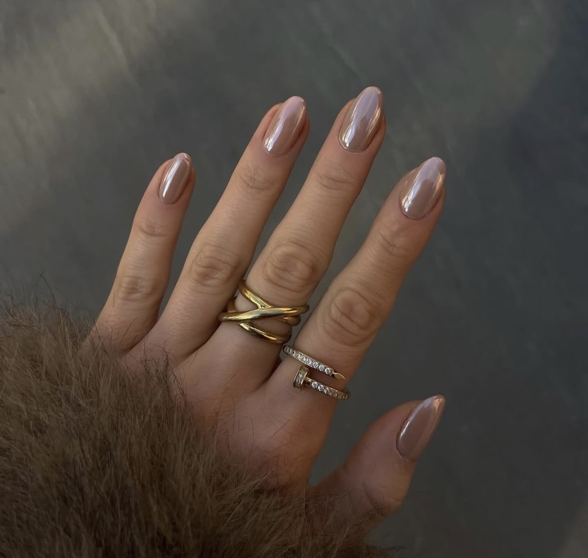 Manicura latte perlada. Imagen: @_ivynailart
