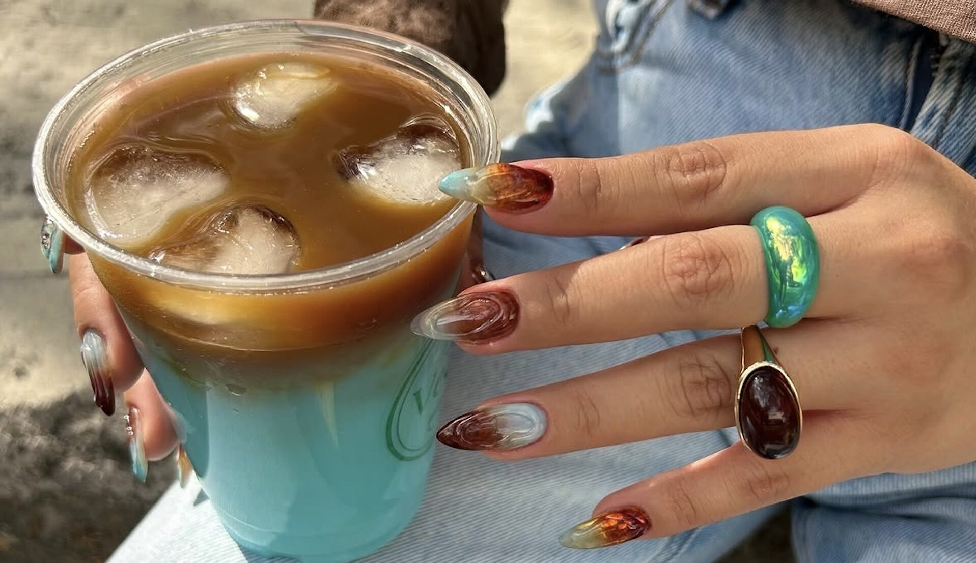El color cappuccino es el nuevo tono de moda en manicuras para el otoño 2026. Imagen: @encantadakarolacevedo