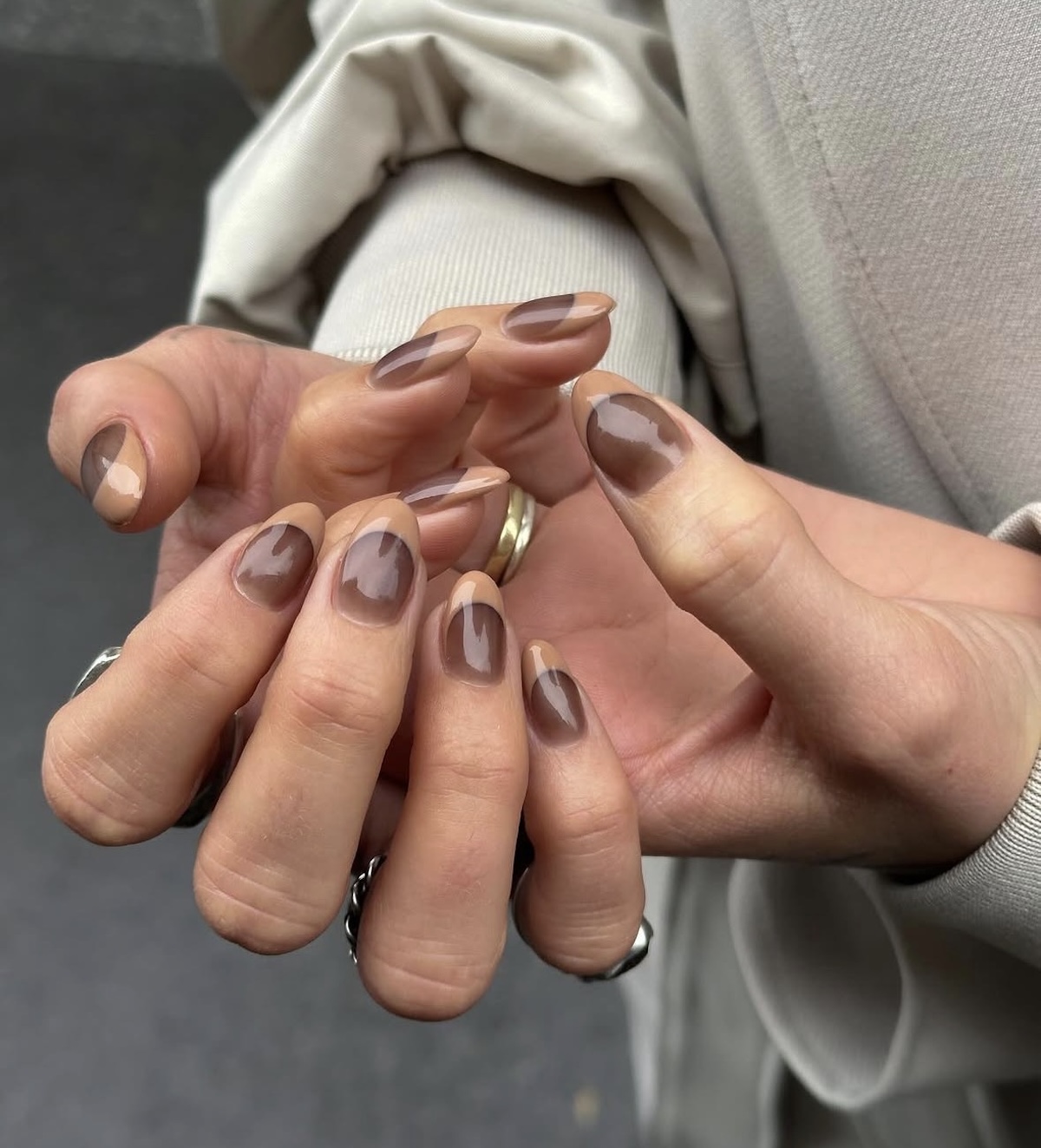 Manicura francesa en marrón, una de las mejores formas de llevar las «cappuccino nails». Imagen: @chummy.nails