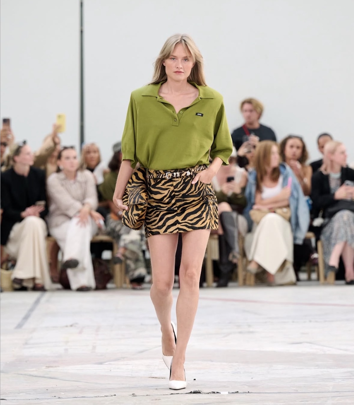 Conjunto verde de Gestuz SS27, una de las mejores formas de llevar los colores de moda de la temporada