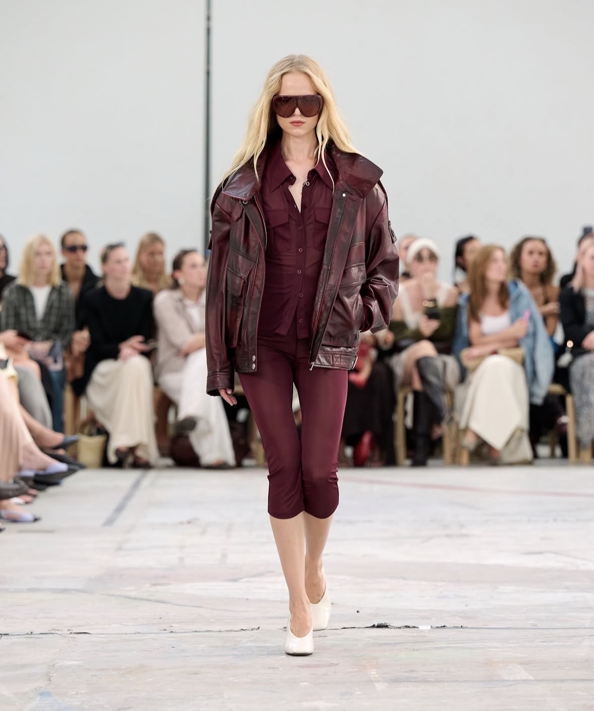 Estilismo con pantalones Capri de Gestuz SS27. Imagen: @cphfw